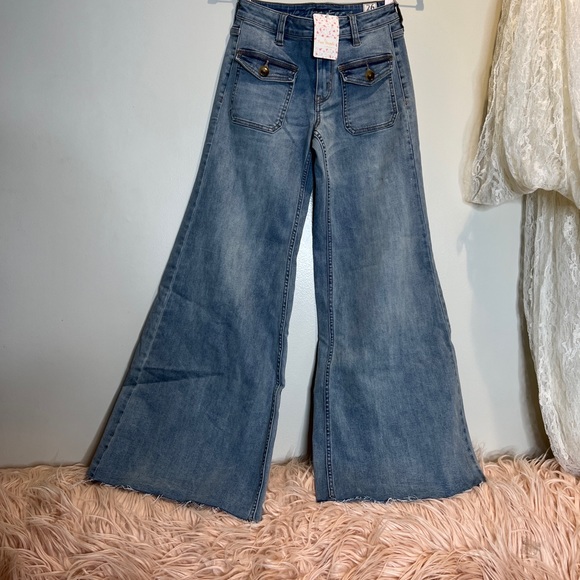 Free People Hailey Low Rise Bell Bottom Jeans patch Front Pockets 26 - Picture 4 of 7